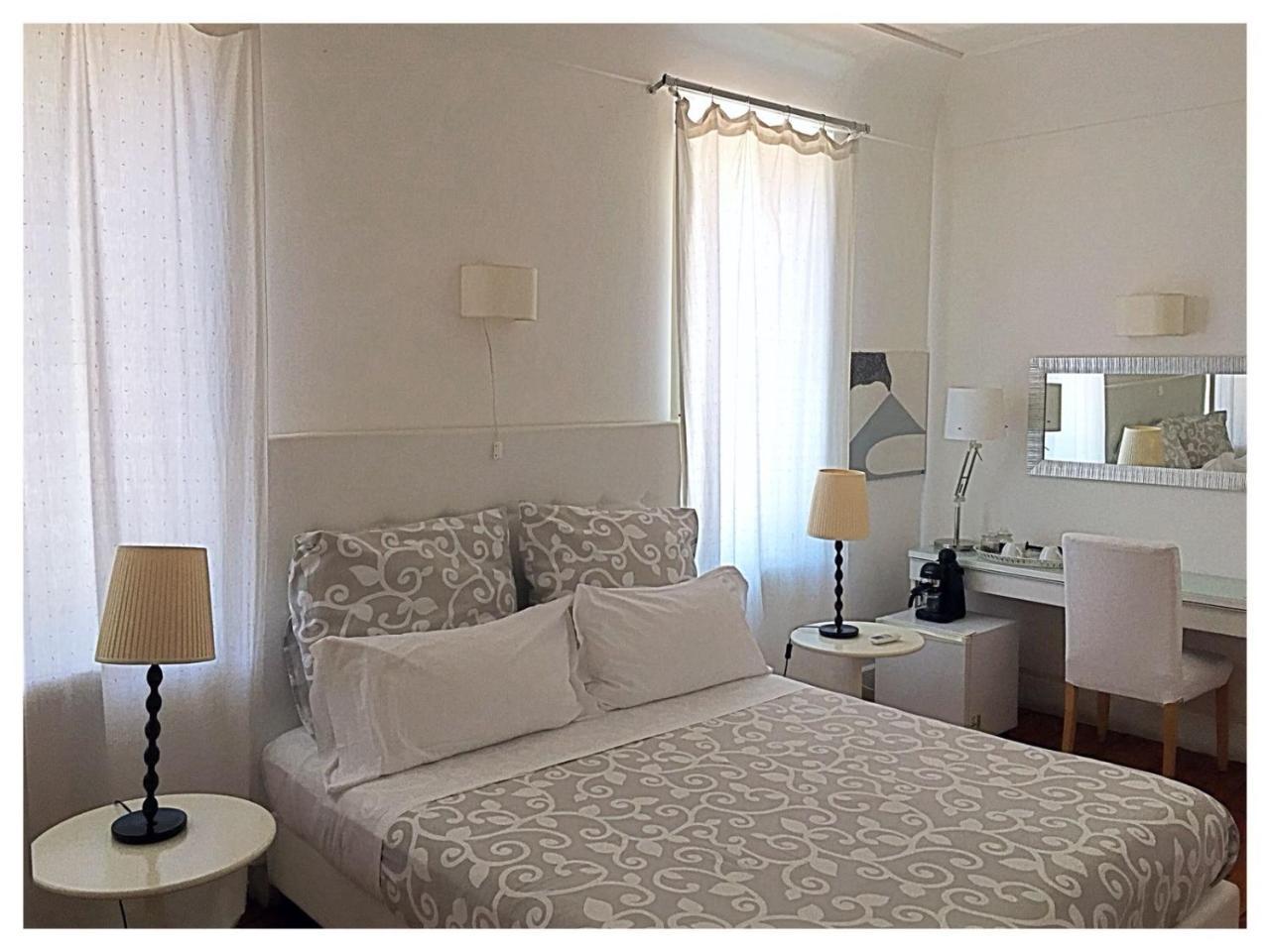 Relais Piazza Dei Martiri Bed & Breakfast Napoli Bagian luar foto